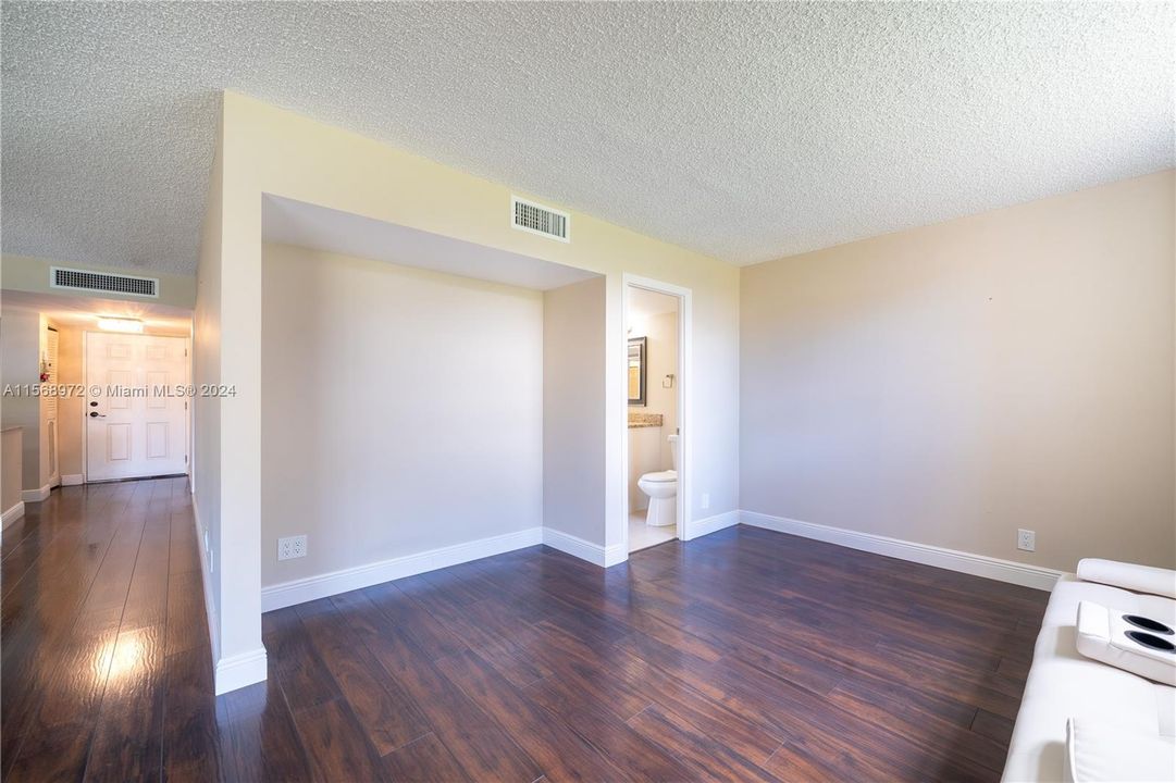 For Rent: $3,000 (2 beds, 2 baths, 1300 Square Feet)