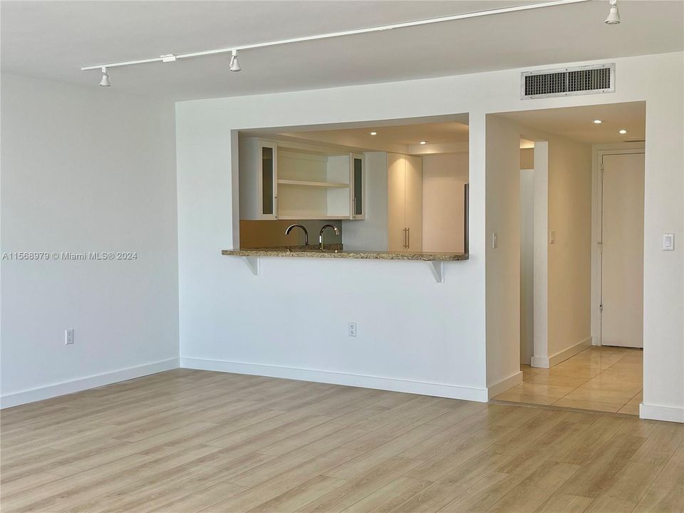 For Rent: $4,000 (1 beds, 1 baths, 1027 Square Feet)