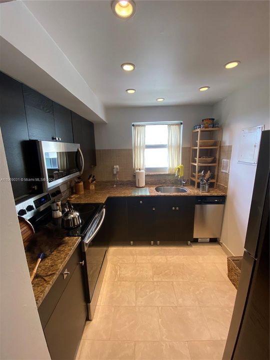 For Sale: $459,000 (1 beds, 1 baths, 1019 Square Feet)