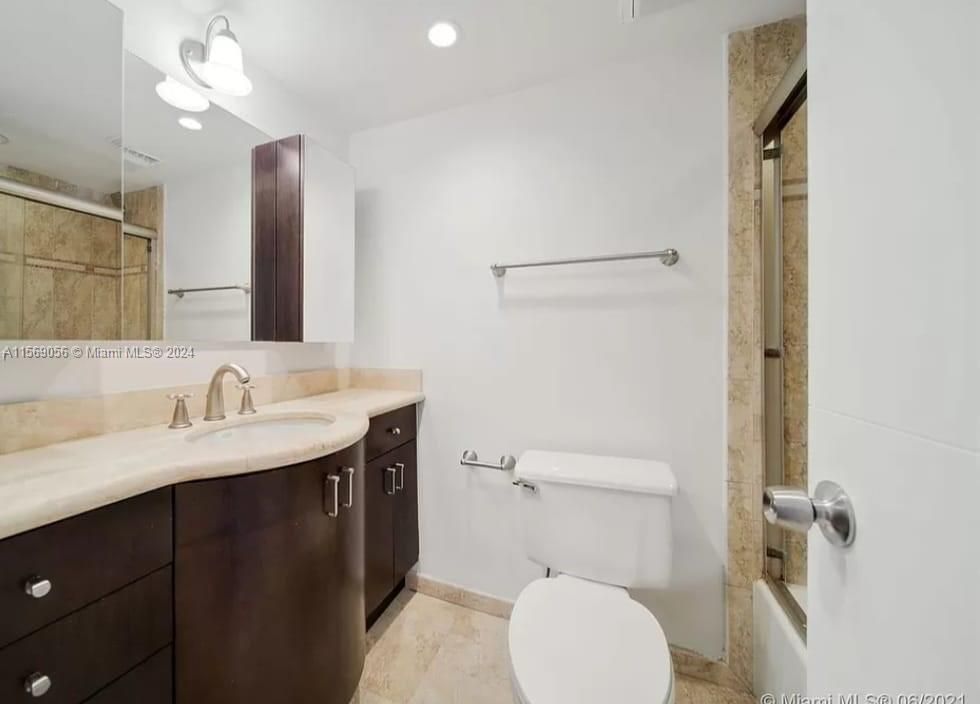 Recently Rented: $3,100 (2 beds, 2 baths, 1285 Square Feet)