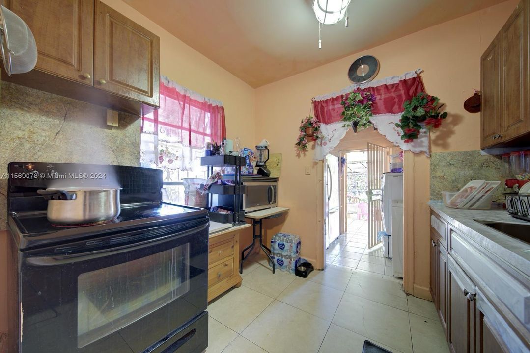 For Sale: $650,000 (4 beds, 2 baths, 1594 Square Feet)