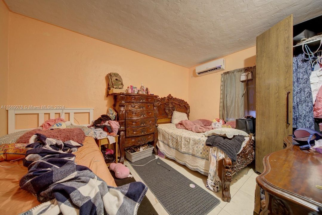 En Venta: $650,000 (4 camas, 2 baños, 1594 Pies cuadrados)