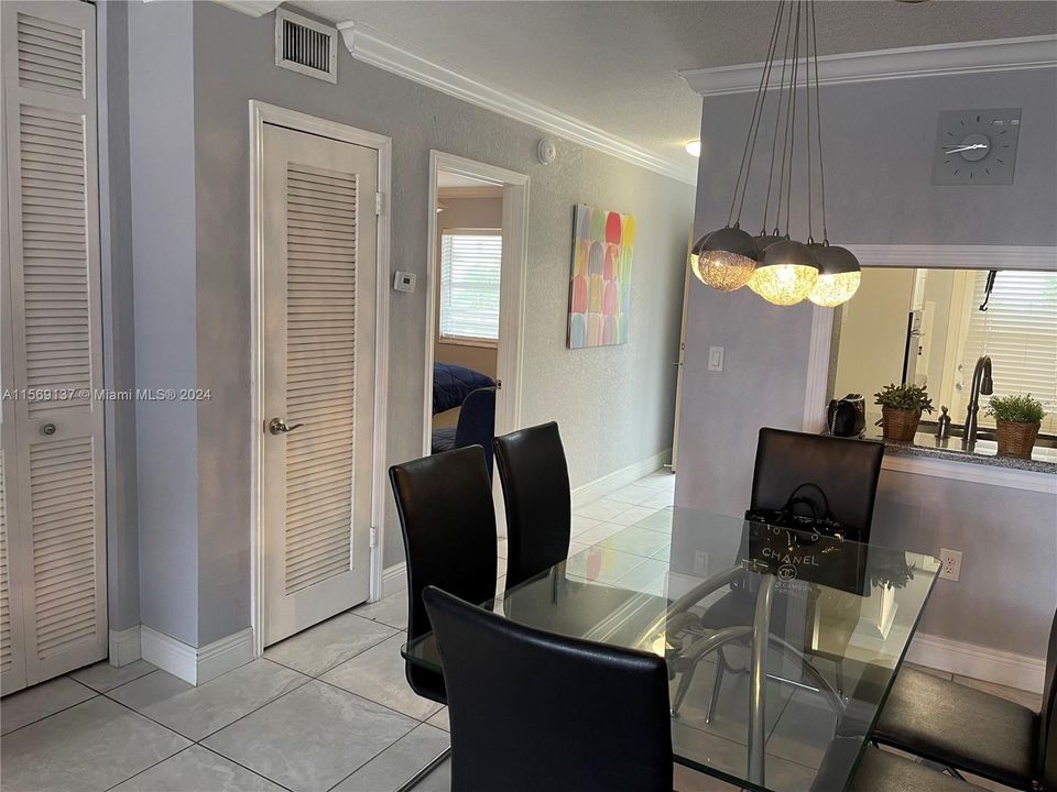 For Sale: $355,000 (2 beds, 2 baths, 988 Square Feet)