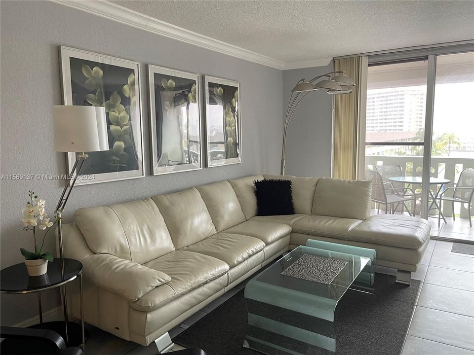For Sale: $355,000 (2 beds, 2 baths, 988 Square Feet)