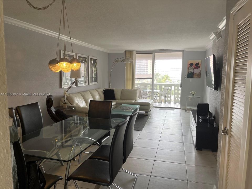 For Sale: $355,000 (2 beds, 2 baths, 988 Square Feet)