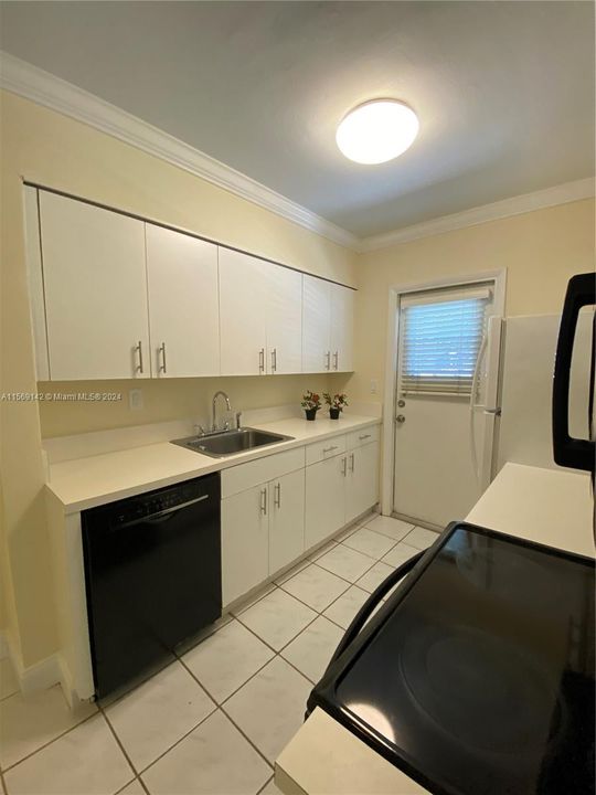 Active With Contract: $285,000 (1 beds, 1 baths, 695 Square Feet)