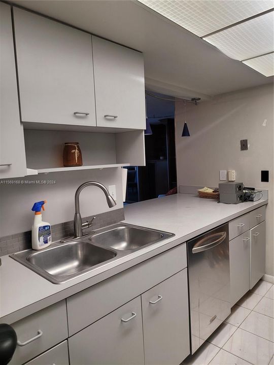 For Rent: $2,100 (1 beds, 1 baths, 1032 Square Feet)