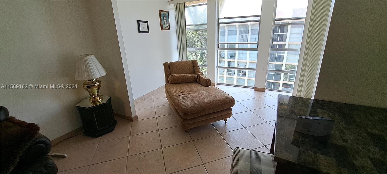For Rent: $1,900 (1 beds, 1 baths, 820 Square Feet)
