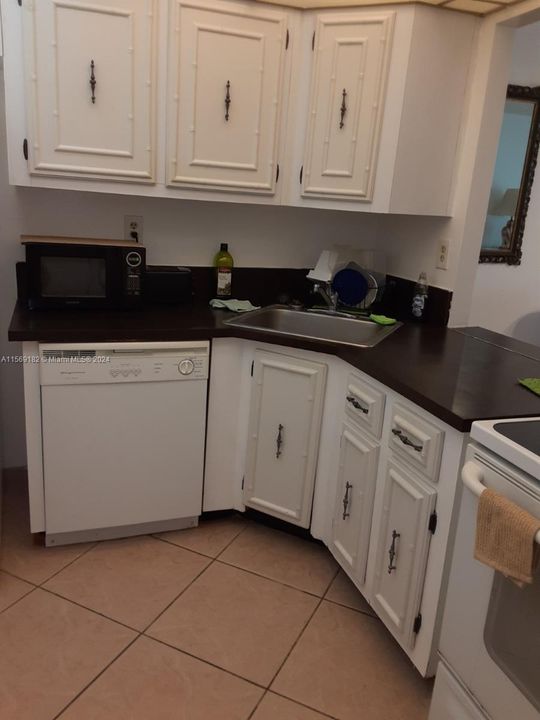 For Rent: $1,900 (1 beds, 1 baths, 820 Square Feet)