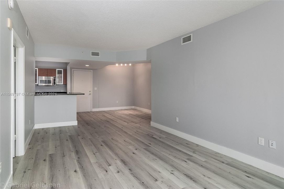 Recently Rented: $3,050 (2 beds, 2 baths, 1086 Square Feet)