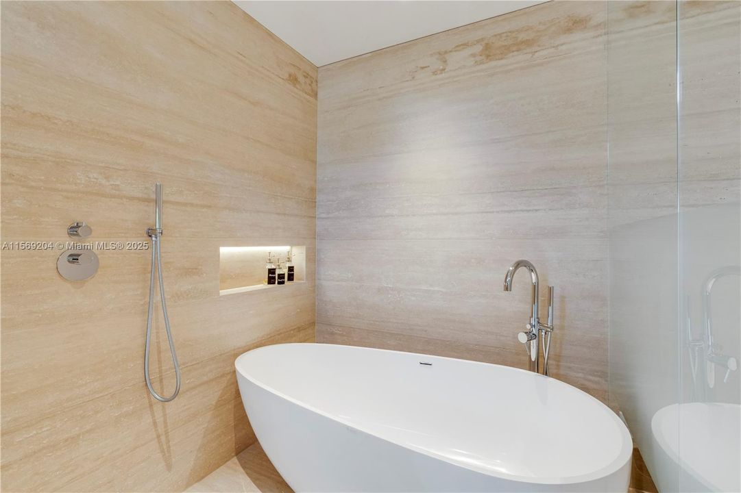 En Renta: $85,000 (6 camas, 6 baños, 8202 Pies cuadrados)