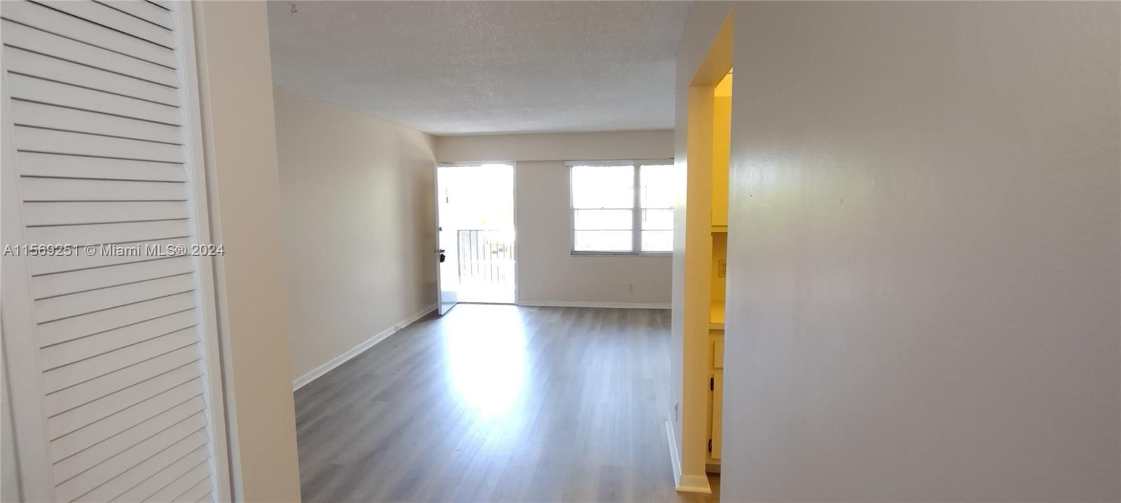 For Sale: $165,000 (1 beds, 1 baths, 811 Square Feet)