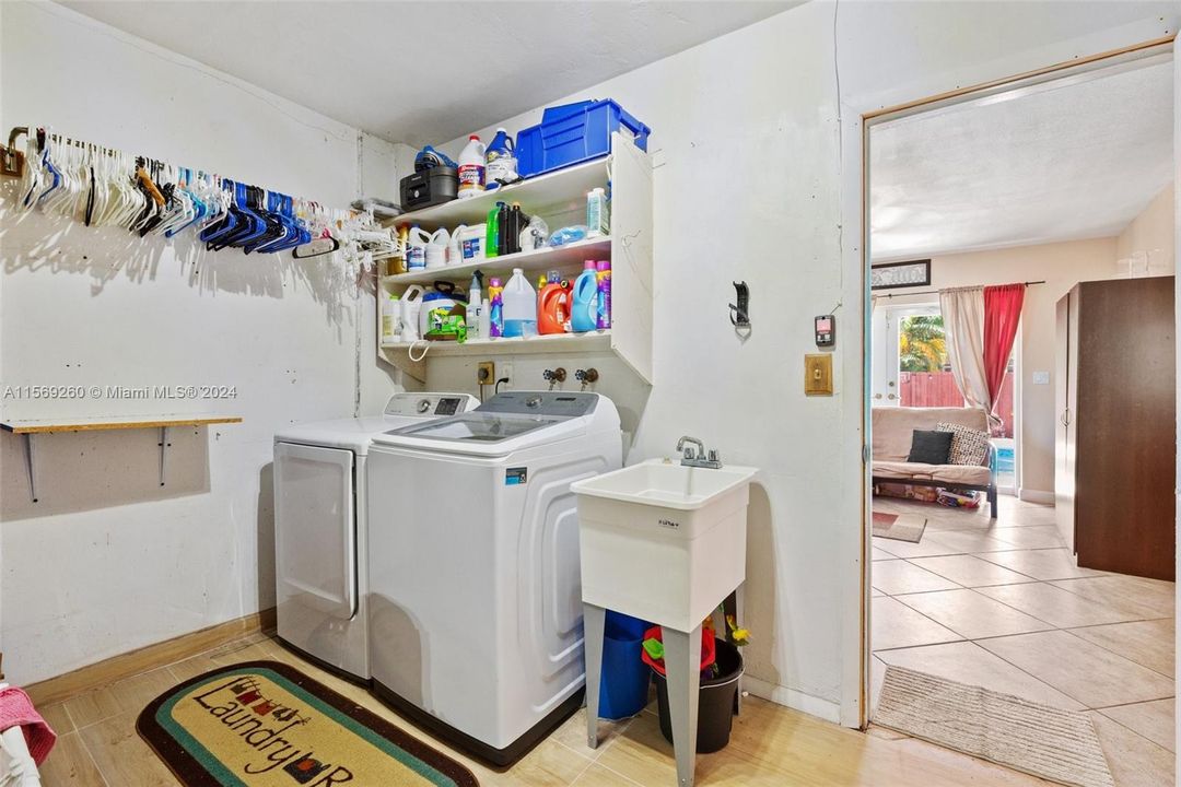 laundryroom/two car garage