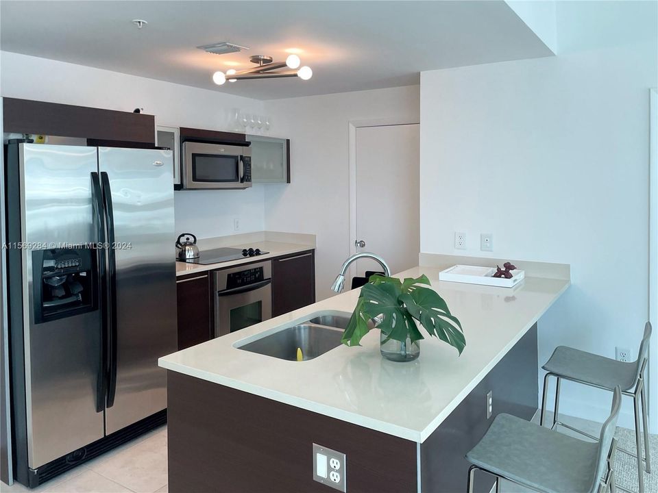 For Sale: $465,000 (1 beds, 1 baths, 799 Square Feet)