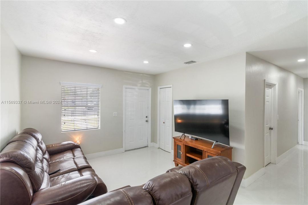 For Sale: $550,000 (3 beds, 1 baths, 1076 Square Feet)