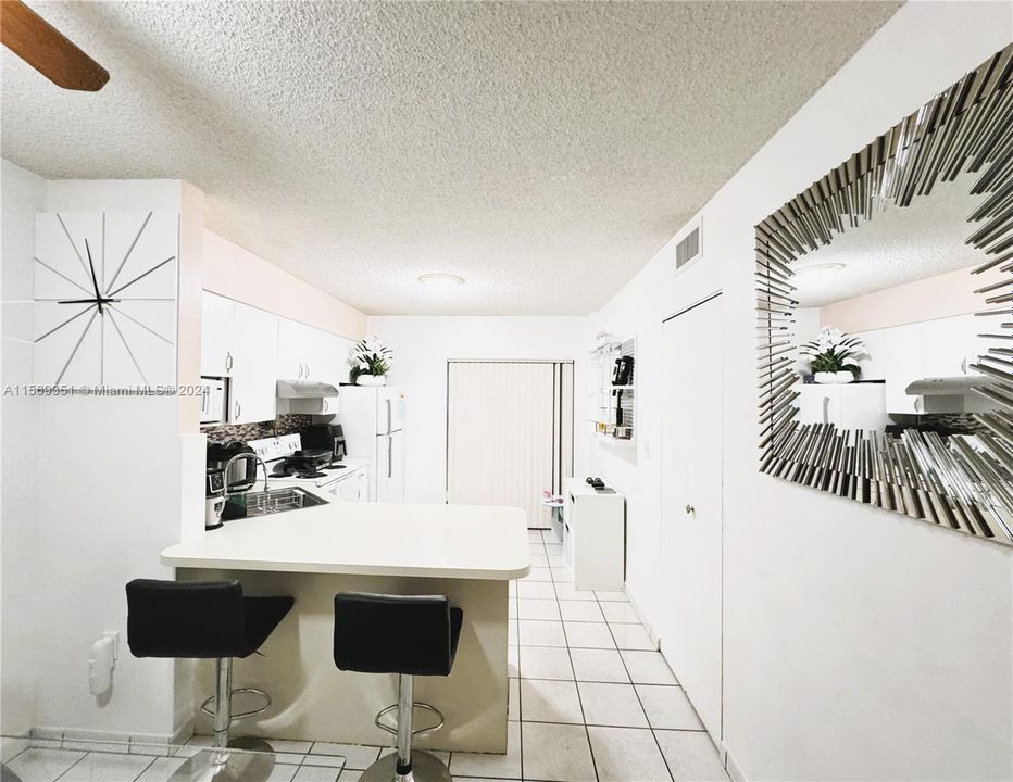For Sale: $265,000 (2 beds, 2 baths, 812 Square Feet)