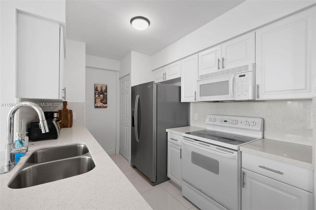 For Sale: $488,000 (1 beds, 1 baths, 760 Square Feet)