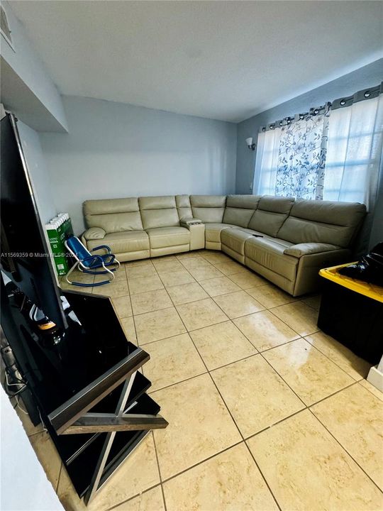 En Venta: $415,000 (3 camas, 2 baños, 1117 Pies cuadrados)