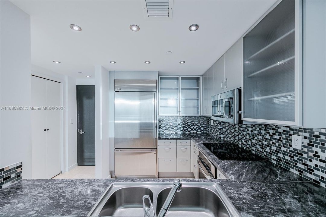 For Sale: $810,000 (1 beds, 1 baths, 777 Square Feet)