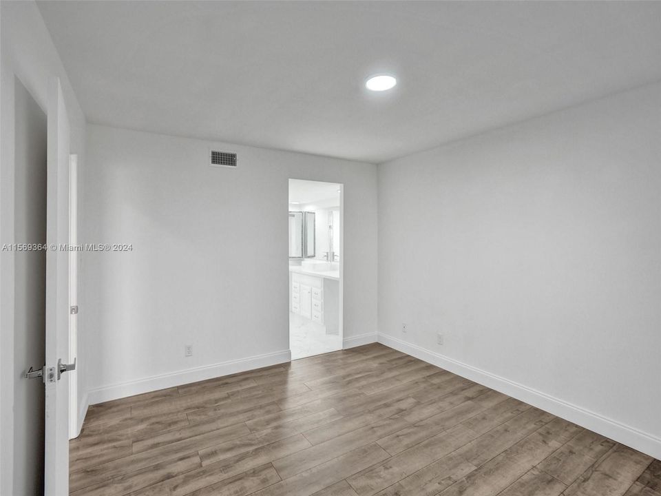 For Sale: $175,000 (2 beds, 2 baths, 1102 Square Feet)