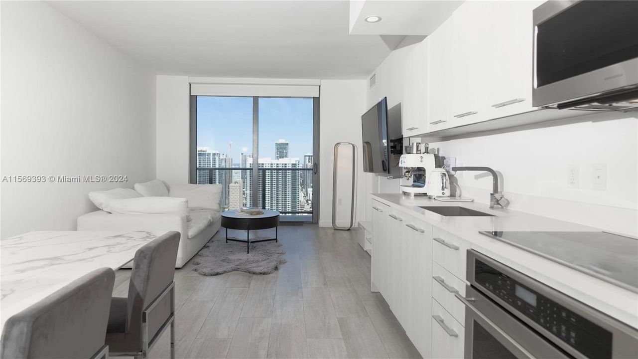 For Sale: $615,000 (1 beds, 1 baths, 738 Square Feet)
