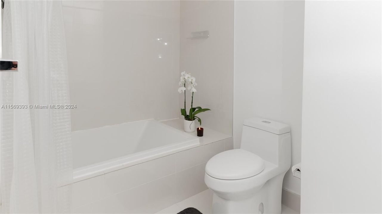 For Sale: $615,000 (1 beds, 1 baths, 738 Square Feet)