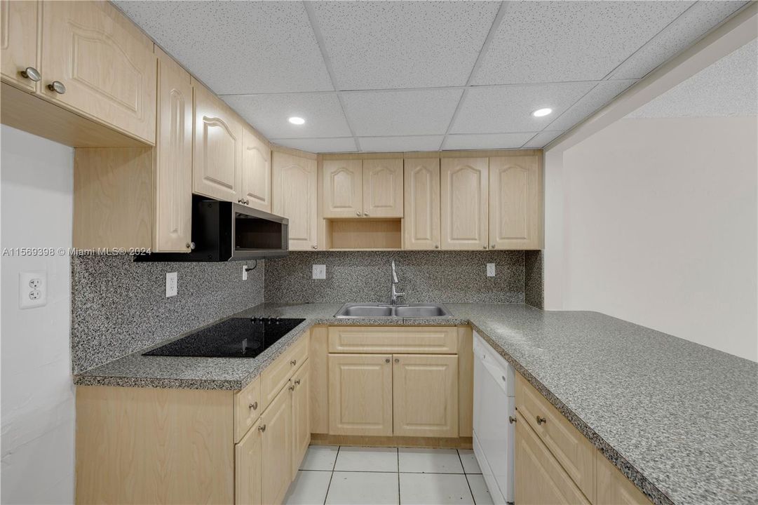 For Sale: $249,900 (2 beds, 2 baths, 903 Square Feet)