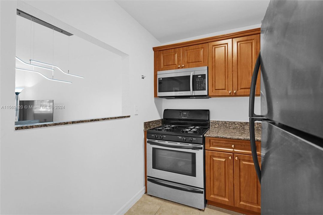 For Sale: $240,000 (1 beds, 1 baths, 575 Square Feet)