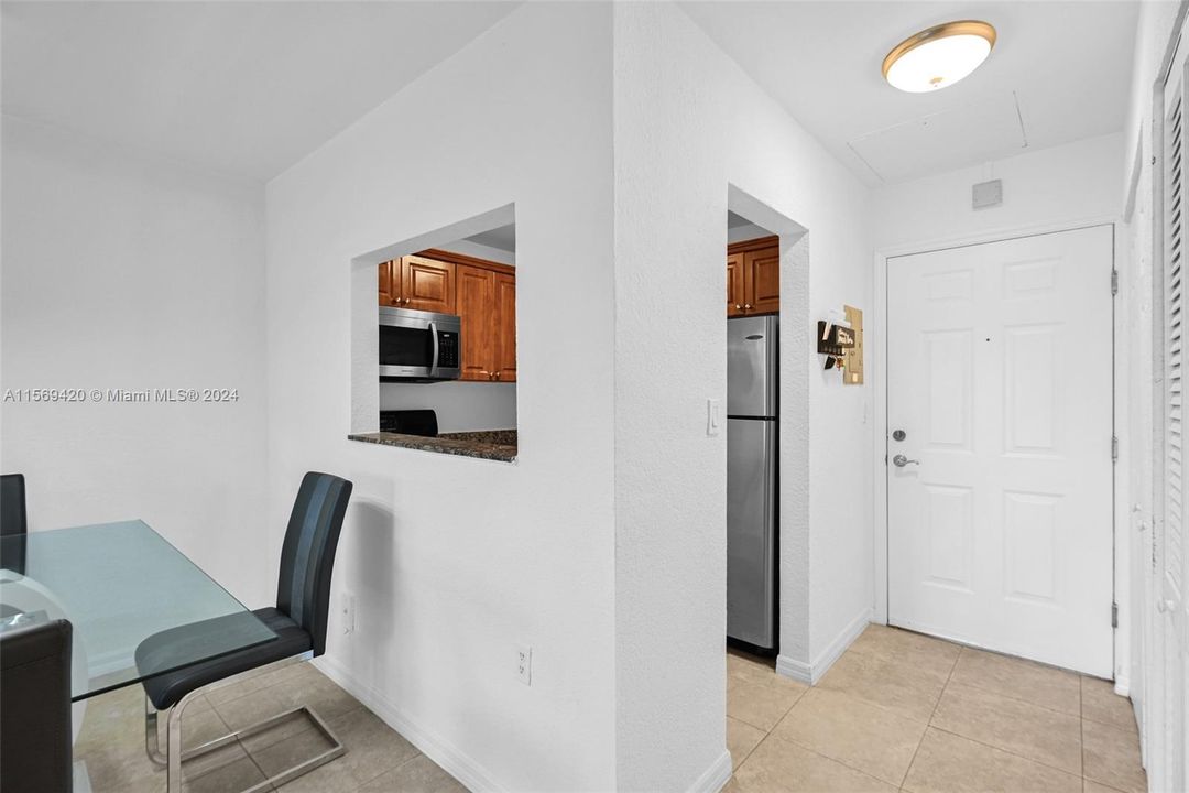 For Sale: $240,000 (1 beds, 1 baths, 575 Square Feet)