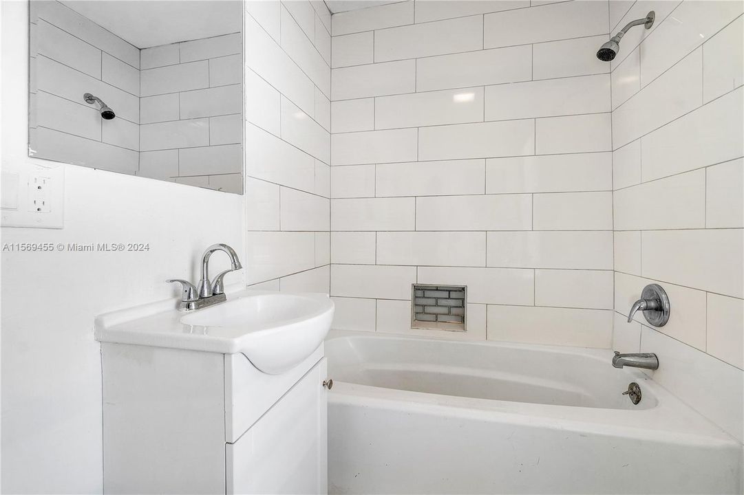 For Rent: $2,150 (3 beds, 1 baths, 1323 Square Feet)