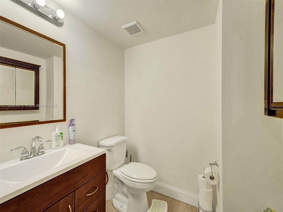 For Sale: $420,000 (1 beds, 1 baths, 1061 Square Feet)