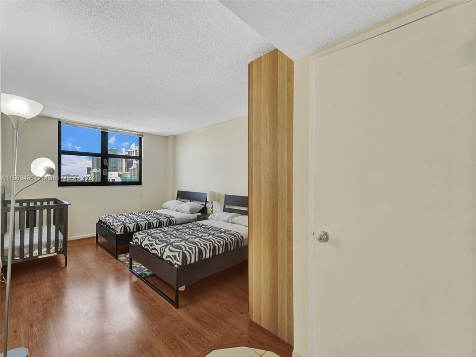 For Sale: $420,000 (1 beds, 1 baths, 1061 Square Feet)
