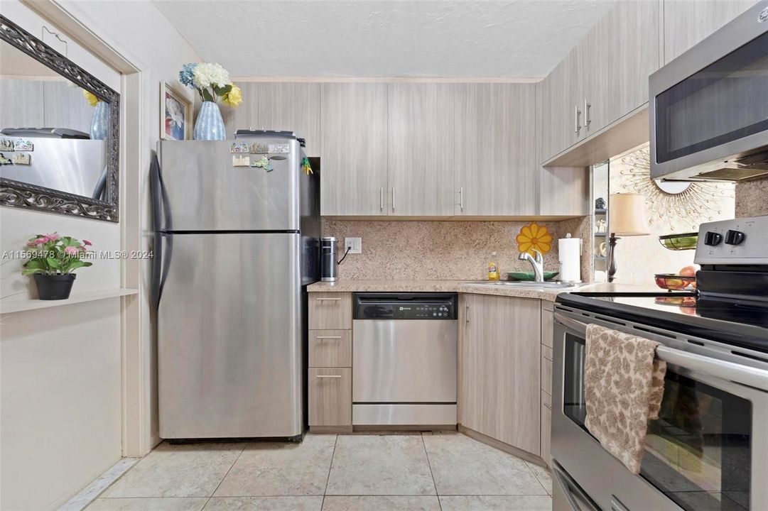 For Sale: $260,000 (1 beds, 1 baths, 646 Square Feet)