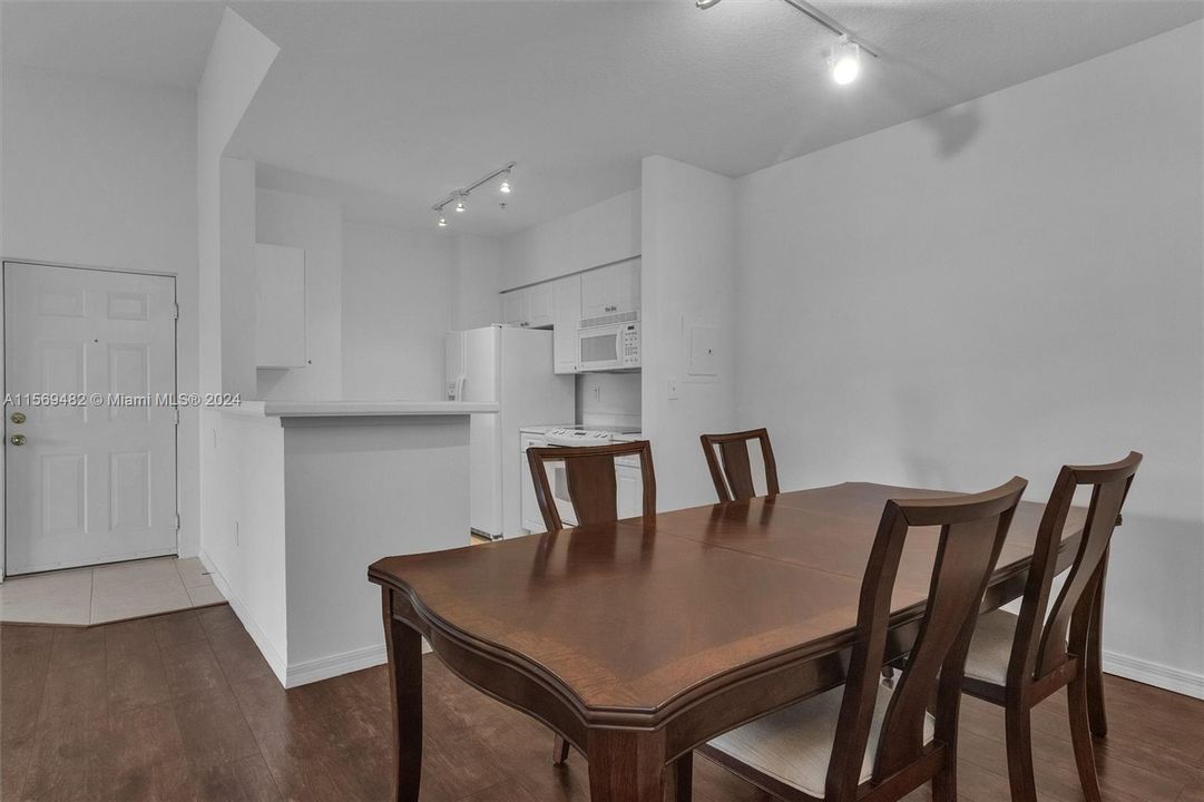 For Rent: $2,350 (1 beds, 1 baths, 711 Square Feet)