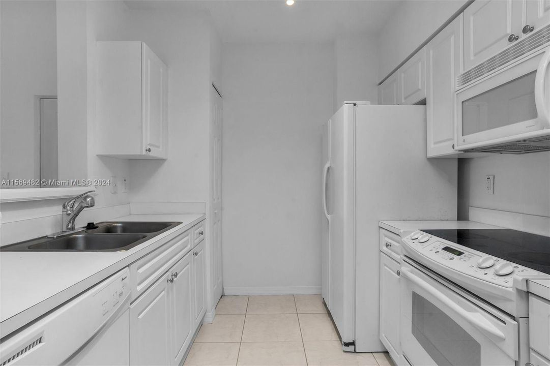 For Rent: $2,350 (1 beds, 1 baths, 711 Square Feet)