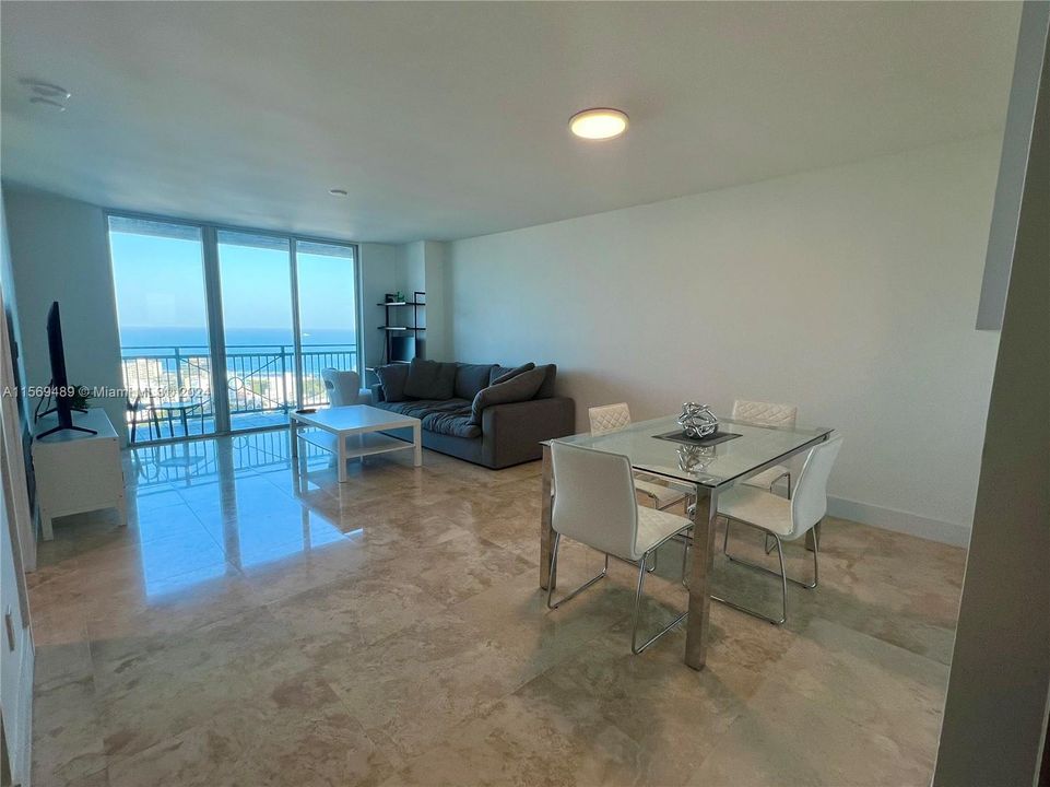 Recently Rented: $4,100 (1 beds, 1 baths, 740 Square Feet)