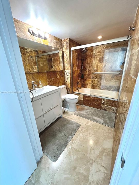 Recently Rented: $4,100 (1 beds, 1 baths, 740 Square Feet)