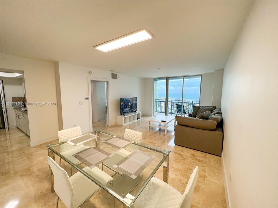 Recently Rented: $4,100 (1 beds, 1 baths, 740 Square Feet)