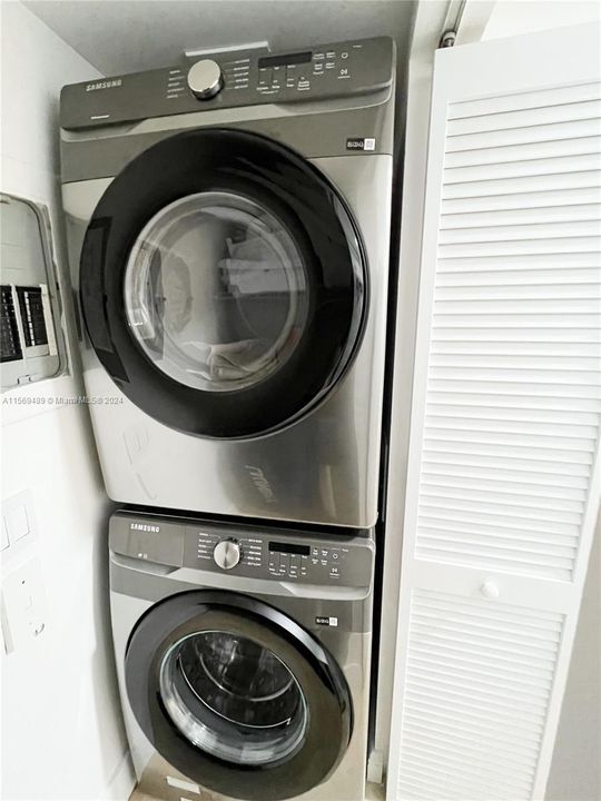 Recently Rented: $4,100 (1 beds, 1 baths, 740 Square Feet)