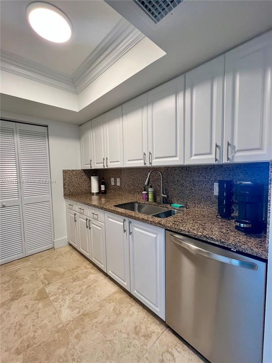 Recently Rented: $4,100 (1 beds, 1 baths, 740 Square Feet)