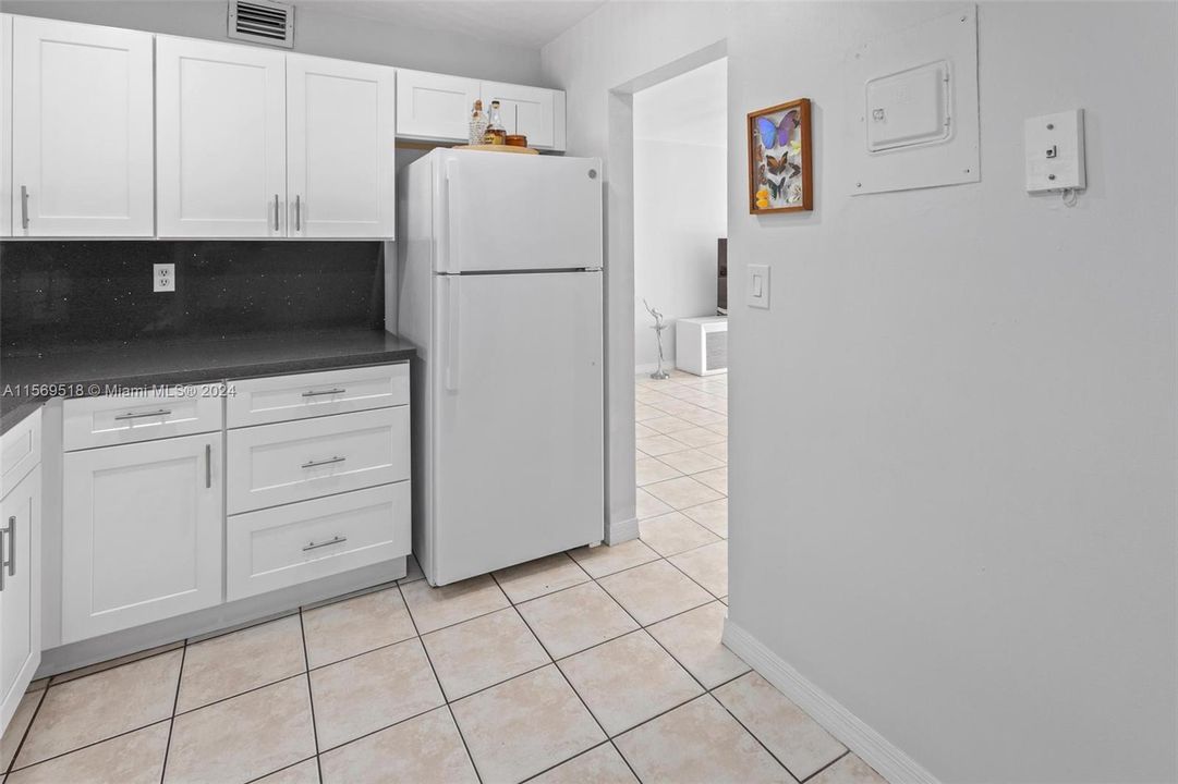 Active With Contract: $260,000 (1 beds, 1 baths, 740 Square Feet)