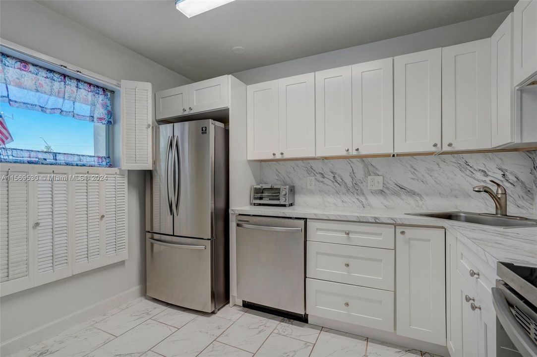 For Sale: $165,000 (2 beds, 2 baths, 880 Square Feet)