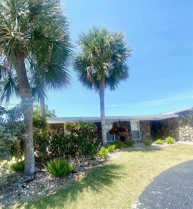 Active With Contract: $4,500 (3 beds, 2 baths, 2304 Square Feet)