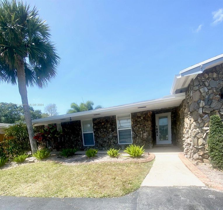 Active With Contract: $4,500 (3 beds, 2 baths, 2304 Square Feet)