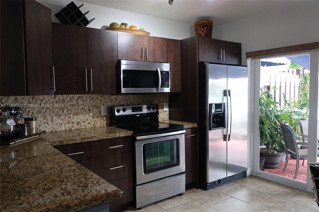 For Sale: $360,000 (2 beds, 2 baths, 1020 Square Feet)
