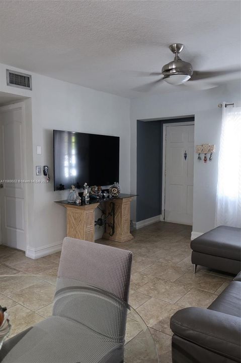 For Sale: $350,000 (2 beds, 2 baths, 1020 Square Feet)