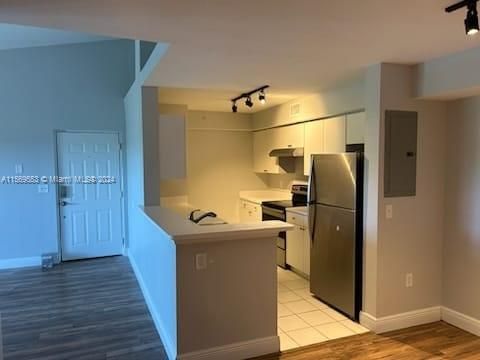 Active With Contract: $2,500 (3 beds, 2 baths, 1126 Square Feet)