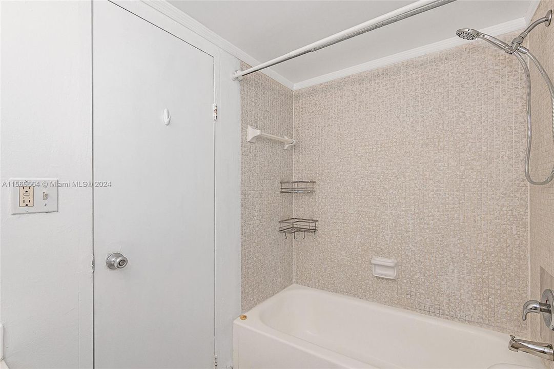 待售: $335,000 (0 贝兹, 1 浴室, 552 平方英尺)