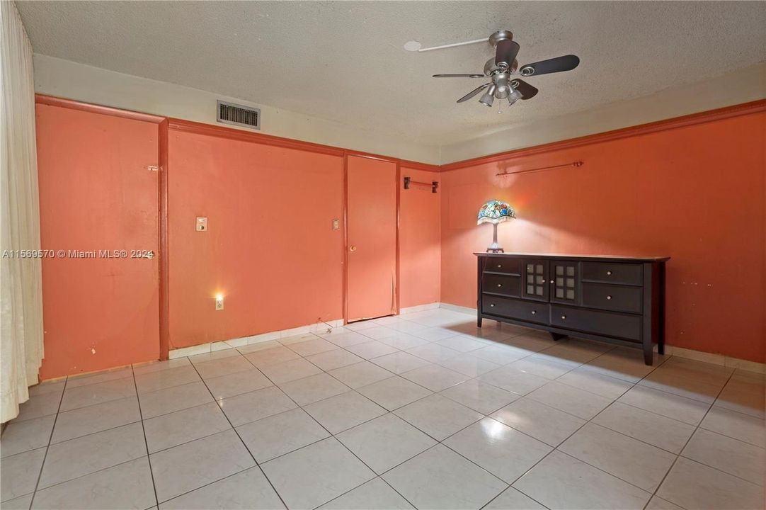 For Sale: $233,000 (3 beds, 1 baths, 998 Square Feet)