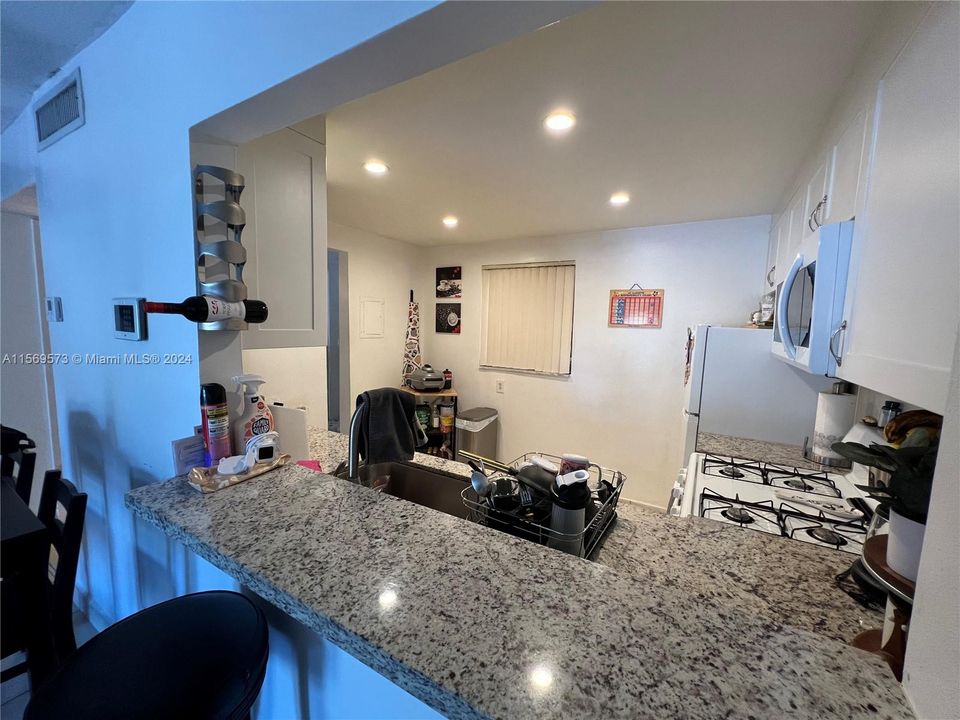 For Sale: $225,000 (1 beds, 1 baths, 982 Square Feet)